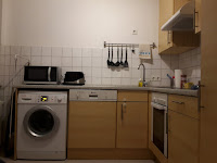 Voll ausgestattete Küche mit großem Kühlschrank und Gefrierfach